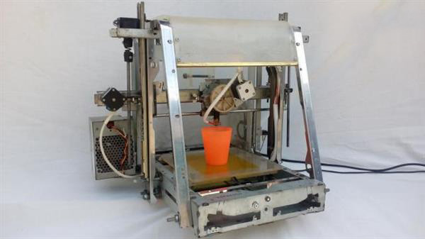 多哥創客完全用電子廢品制造3D打印機