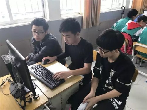 “發現杯”中國青少年編程挑戰活動廣州賽區，近500名編程小達人競技