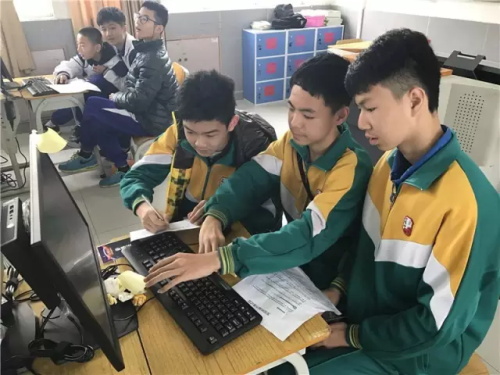 “發現杯”中國青少年編程挑戰活動廣州賽區，近500名編程小達人競技