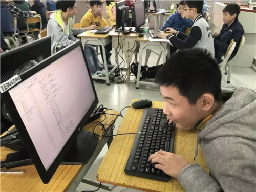 “發現杯”中國青少年編程挑戰活動廣州賽區，近500名編程小達人競技