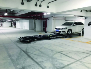 繞暈了也沒(méi)找到車位？別煩 停車機(jī)器人兩分鐘幫你停好